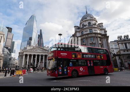 Un bus avec une affiche de campagne de sensibilisation au coronavirus passe devant la Banque d'Angleterre alors que l'Angleterre est encore sous troisième verrouillage pour réduire les taux d'infection de Covid-19, le 05 février 2021 à Londres, en Angleterre. Le 22 février, le Premier ministre Boris Johnson devrait établir des détails sur la feuille de route pour l'abandon des restrictions liées au coronavirus, car le programme de vaccination est en bonne voie d'administrer la première dose aux personnes de quatre groupes prioritaires d'ici la mi-février et les taux d'infection continuent de diminuer. (Photo de Wiktor Szymanowicz/NurPhoto) Banque D'Images