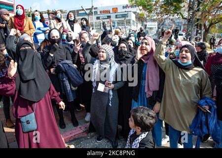 Les citoyens palestiniens d'Israël ont protesté vendredi 5 février 2021 dans des dizaines de villes du pays contre la violence policière israélienne et l'incapacité des autorités israéliennes à faire face à la menace croissante de la criminalité dans leurs communautés. Lors de cette manifestation dans la ville d'Umm al-Fahm, dans le nord du pays, des résidents palestiniens ont affronté des policiers israéliens et ont tenu des photos de membres de leur famille tués par la violence. La vague de protestations a eu lieu moins d'une semaine après que l'étudiant en sciences infirmières Ahmad Hijazi, âgé de 22 ans, ait été tué lorsque la police israélienne a échangé de gros coups de feu avec des suspects criminels dans sa ville natale de Tamra, Isra Banque D'Images