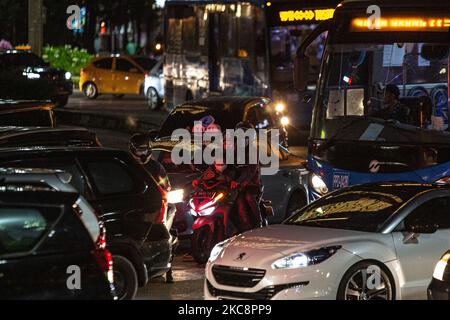 Une forte congestion se produit pendant les heures de pointe à Jakarta le vendredi 5 février 2021. L'économie de l'Indonésie a diminué de 2,07 pour cent en 2020, a déclaré vendredi l'Agence centrale des statistiques du pays. Selon le chef de l'agence, ce chiffre a inclus le calcul du PIB au quatrième trimestre de 2020, qui a diminué de 0,42 % par rapport au trimestre précédent et de 2,19 % par rapport à l'année précédente. L'économie indonésienne a commencé à se contracter au deuxième trimestre de 2020 de 5,32 pour cent en raison de l'impact de la pandémie COVID-19. (Photo par Afriadi Hikmal/NurPhoto) Banque D'Images