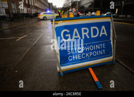 Garde Siochana point de contrôle à Baggot Street Lower, Dublin, pendant le confinement de Covid-19 au niveau 5. Vendredi, 5 février 2021, à Dublin, Irlande. (Photo par Artur Widak/NurPhoto) Banque D'Images