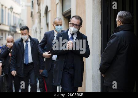 Le ministre italien sortant de la Justice Alfonso Bonafede arrive avant une rencontre avec le Premier ministre désigné Mario Draghi sur la formation d'un nouveau gouvernement à la Chambre des députés (Montecitorio), sur 6 février 2021 à Rome, Italie. (Photo de Christian Minelli/NurPhoto) Banque D'Images