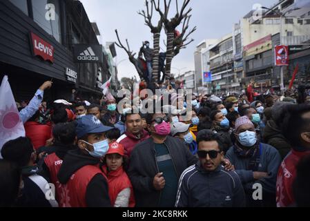 La faction cadres et étudiants du Parti communiste népalais (NCP) dirigée par le Premier ministre KP Sharma Oli assiste vendredi à une réunion de masse à Katmandou, au Népal, à 05 février 2021. (Photo de Narayan Maharajan/NurPhoto) Banque D'Images