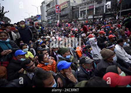 La faction cadres et étudiants du Parti communiste népalais (NCP) dirigée par le Premier ministre KP Sharma Oli assiste vendredi à une réunion de masse à Katmandou, au Népal, à 05 février 2021. (Photo de Narayan Maharajan/NurPhoto) Banque D'Images