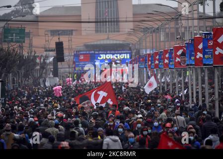 La faction cadres et étudiants du Parti communiste népalais (NCP) dirigée par le Premier ministre KP Sharma Oli assiste vendredi à une réunion de masse à Katmandou, au Népal, à 05 février 2021. (Photo de Narayan Maharajan/NurPhoto) Banque D'Images