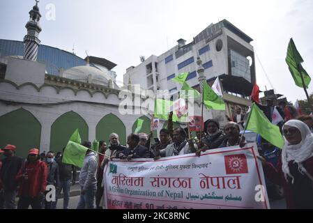 La faction des cadres et des étudiants du Parti communiste népalais (NCP), dirigée par le Premier ministre KP Sharma Oli, participe vendredi à des rassemblements de masse à Katmandou, au Népal, au 05 février 2021. (Photo de Narayan Maharajan/NurPhoto) Banque D'Images