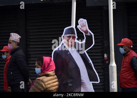 La faction cadres et étudiants du Parti communiste népalais (NCP) dirigée par le Premier ministre KP Sharma Oli assiste vendredi à une réunion de masse à Katmandou, au Népal, à 05 février 2021. (Photo de Narayan Maharajan/NurPhoto) Banque D'Images