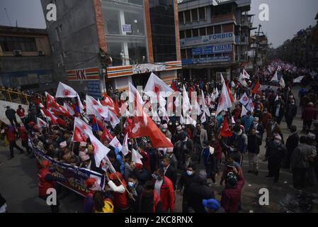 La faction des cadres et des étudiants du Parti communiste népalais (NCP), dirigée par le Premier ministre KP Sharma Oli, participe vendredi à des rassemblements de masse à Katmandou, au Népal, au 05 février 2021. (Photo de Narayan Maharajan/NurPhoto) Banque D'Images