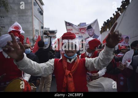 La faction des cadres et des étudiants du Parti communiste népalais (NCP), dirigée par le Premier ministre KP Sharma Oli, participe vendredi à des rassemblements de masse à Katmandou, au Népal, au 05 février 2021. (Photo de Narayan Maharajan/NurPhoto) Banque D'Images