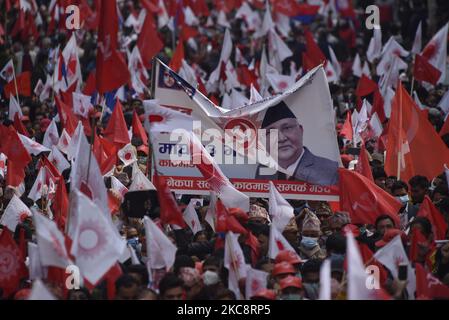 La faction des cadres et des étudiants du Parti communiste népalais (NCP), dirigée par le Premier ministre KP Sharma Oli, participe vendredi à des rassemblements de masse à Katmandou, au Népal, au 05 février 2021. (Photo de Narayan Maharajan/NurPhoto) Banque D'Images