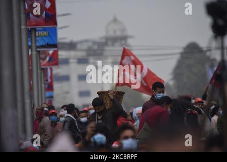 Un vendeur de rue vendant des arachides grillées lors de la réunion de masse du Premier ministre KP Sharma Oli à Katmandou, au Népal vendredi, 05 février 2021. (Photo de Narayan Maharajan/NurPhoto) Banque D'Images