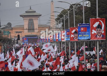 La faction cadres et étudiants du Parti communiste népalais (NCP) dirigée par le Premier ministre KP Sharma Oli assiste vendredi à une réunion de masse à Katmandou, au Népal, à 05 février 2021. (Photo de Narayan Maharajan/NurPhoto) Banque D'Images