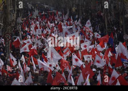 La faction des cadres et des étudiants du Parti communiste népalais (NCP), dirigée par le Premier ministre KP Sharma Oli, participe vendredi à des rassemblements de masse à Katmandou, au Népal, au 05 février 2021. (Photo de Narayan Maharajan/NurPhoto) Banque D'Images