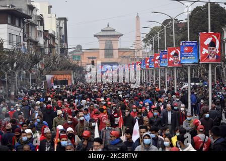 La faction cadres et étudiants du Parti communiste népalais (NCP) dirigée par le Premier ministre KP Sharma Oli assiste vendredi à une réunion de masse à Katmandou, au Népal, à 05 février 2021. (Photo de Narayan Maharajan/NurPhoto) Banque D'Images