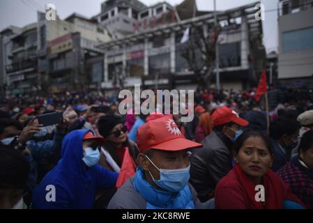 La faction cadres et étudiants du Parti communiste népalais (NCP) dirigée par le Premier ministre KP Sharma Oli assiste vendredi à une réunion de masse à Katmandou, au Népal, à 05 février 2021. (Photo de Narayan Maharajan/NurPhoto) Banque D'Images