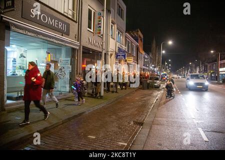 Une manifestation avec un feu de torche contre le verrouillage de la COVID et les mesures de couvre-feu a eu lieu dans la ville de Tilburg, aux pays-Bas. La manifestation pacifique de torchlight organisée par environ 100 activistes qui ne sont pas d'accord avec les mesures de corona imposées par le gouvernement a été une marche torchlée vers le centre-ville où la police les a arrêtés à Spoorlaan près du centre et a demandé aux manifestants de revenir. Les pays-Bas ont été confrontés à de violentes manifestations contre les nouvelles mesures en janvier 2021. Une amende de 95 euros est accordée aux personnes qui sont hors de leur foyer entre 21:00 et 04:30 heure locale. Selon les médias locaux, p Banque D'Images