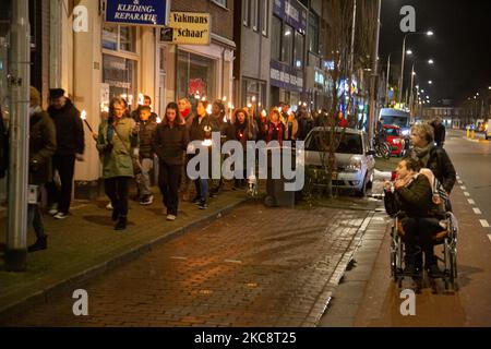 Une manifestation avec un feu de torche contre le verrouillage de la COVID et les mesures de couvre-feu a eu lieu dans la ville de Tilburg, aux pays-Bas. La manifestation pacifique de torchlight organisée par environ 100 activistes qui ne sont pas d'accord avec les mesures de corona imposées par le gouvernement a été une marche torchlée vers le centre-ville où la police les a arrêtés à Spoorlaan près du centre et a demandé aux manifestants de revenir. Les pays-Bas ont été confrontés à de violentes manifestations contre les nouvelles mesures en janvier 2021. Une amende de 95 euros est accordée aux personnes qui sont hors de leur foyer entre 21:00 et 04:30 heure locale. Selon les médias locaux, p Banque D'Images