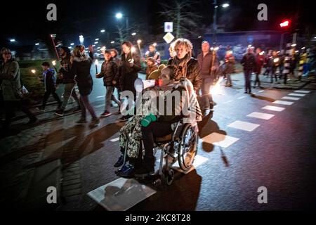 Une manifestation avec un feu de torche contre le verrouillage de la COVID et les mesures de couvre-feu a eu lieu dans la ville de Tilburg, aux pays-Bas. La manifestation pacifique de torchlight organisée par environ 100 activistes qui ne sont pas d'accord avec les mesures de corona imposées par le gouvernement a été une marche torchlée vers le centre-ville où la police les a arrêtés à Spoorlaan près du centre et a demandé aux manifestants de revenir. Les pays-Bas ont été confrontés à de violentes manifestations contre les nouvelles mesures en janvier 2021. Une amende de 95 euros est accordée aux personnes qui sont hors de leur foyer entre 21:00 et 04:30 heure locale. Selon les médias locaux, p Banque D'Images