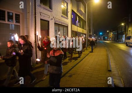 Une manifestation avec un feu de torche contre le verrouillage de la COVID et les mesures de couvre-feu a eu lieu dans la ville de Tilburg, aux pays-Bas. La manifestation pacifique de torchlight organisée par environ 100 activistes qui ne sont pas d'accord avec les mesures de corona imposées par le gouvernement a été une marche torchlée vers le centre-ville où la police les a arrêtés à Spoorlaan près du centre et a demandé aux manifestants de revenir. Les pays-Bas ont été confrontés à de violentes manifestations contre les nouvelles mesures en janvier 2021. Une amende de 95 euros est accordée aux personnes qui sont hors de leur foyer entre 21:00 et 04:30 heure locale. Selon les médias locaux, p Banque D'Images