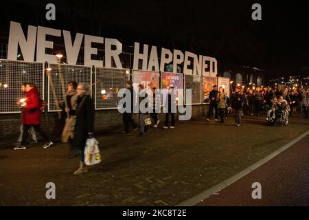 Une manifestation avec un feu de torche contre le verrouillage de la COVID et les mesures de couvre-feu a eu lieu dans la ville de Tilburg, aux pays-Bas. La manifestation pacifique de torchlight organisée par environ 100 activistes qui ne sont pas d'accord avec les mesures de corona imposées par le gouvernement a été une marche torchlée vers le centre-ville où la police les a arrêtés à Spoorlaan près du centre et a demandé aux manifestants de revenir. Les pays-Bas ont été confrontés à de violentes manifestations contre les nouvelles mesures en janvier 2021. Une amende de 95 euros est accordée aux personnes qui sont hors de leur foyer entre 21:00 et 04:30 heure locale. Selon les médias locaux, p Banque D'Images