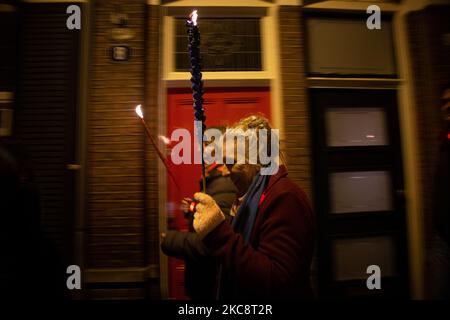 Une manifestation avec un feu de torche contre le verrouillage de la COVID et les mesures de couvre-feu a eu lieu dans la ville de Tilburg, aux pays-Bas. La manifestation pacifique de torchlight organisée par environ 100 activistes qui ne sont pas d'accord avec les mesures de corona imposées par le gouvernement a été une marche torchlée vers le centre-ville où la police les a arrêtés à Spoorlaan près du centre et a demandé aux manifestants de revenir. Les pays-Bas ont été confrontés à de violentes manifestations contre les nouvelles mesures en janvier 2021. Une amende de 95 euros est accordée aux personnes qui sont hors de leur foyer entre 21:00 et 04:30 heure locale. Selon les médias locaux, p Banque D'Images