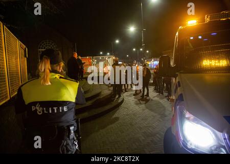 Une manifestation avec un feu de torche contre le verrouillage de la COVID et les mesures de couvre-feu a eu lieu dans la ville de Tilburg, aux pays-Bas. La manifestation pacifique de torchlight organisée par environ 100 activistes qui ne sont pas d'accord avec les mesures de corona imposées par le gouvernement a été une marche torchlée vers le centre-ville où la police les a arrêtés à Spoorlaan près du centre et a demandé aux manifestants de revenir. Les pays-Bas ont été confrontés à de violentes manifestations contre les nouvelles mesures en janvier 2021. Une amende de 95 euros est accordée aux personnes qui sont hors de leur foyer entre 21:00 et 04:30 heure locale. Selon les médias locaux, p Banque D'Images