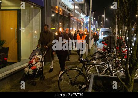 Une manifestation avec un feu de torche contre le verrouillage de la COVID et les mesures de couvre-feu a eu lieu dans la ville de Tilburg, aux pays-Bas. La manifestation pacifique de torchlight organisée par environ 100 activistes qui ne sont pas d'accord avec les mesures de corona imposées par le gouvernement a été une marche torchlée vers le centre-ville où la police les a arrêtés à Spoorlaan près du centre et a demandé aux manifestants de revenir. Les pays-Bas ont été confrontés à de violentes manifestations contre les nouvelles mesures en janvier 2021. Une amende de 95 euros est accordée aux personnes qui sont hors de leur foyer entre 21:00 et 04:30 heure locale. Selon les médias locaux, p Banque D'Images