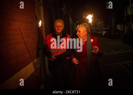 Une manifestation avec un feu de torche contre le verrouillage de la COVID et les mesures de couvre-feu a eu lieu dans la ville de Tilburg, aux pays-Bas. La manifestation pacifique de torchlight organisée par environ 100 activistes qui ne sont pas d'accord avec les mesures de corona imposées par le gouvernement a été une marche torchlée vers le centre-ville où la police les a arrêtés à Spoorlaan près du centre et a demandé aux manifestants de revenir. Les pays-Bas ont été confrontés à de violentes manifestations contre les nouvelles mesures en janvier 2021. Une amende de 95 euros est accordée aux personnes qui sont hors de leur foyer entre 21:00 et 04:30 heure locale. Selon les médias locaux, p Banque D'Images