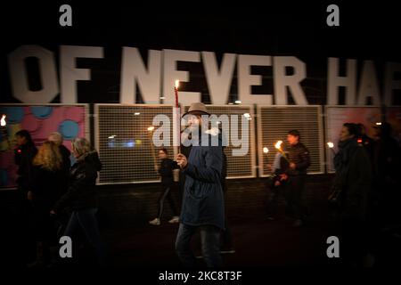 Une manifestation avec un feu de torche contre le verrouillage de la COVID et les mesures de couvre-feu a eu lieu dans la ville de Tilburg, aux pays-Bas. La manifestation pacifique de torchlight organisée par environ 100 activistes qui ne sont pas d'accord avec les mesures de corona imposées par le gouvernement a été une marche torchlée vers le centre-ville où la police les a arrêtés à Spoorlaan près du centre et a demandé aux manifestants de revenir. Les pays-Bas ont été confrontés à de violentes manifestations contre les nouvelles mesures en janvier 2021. Une amende de 95 euros est accordée aux personnes qui sont hors de leur foyer entre 21:00 et 04:30 heure locale. Selon les médias locaux, p Banque D'Images