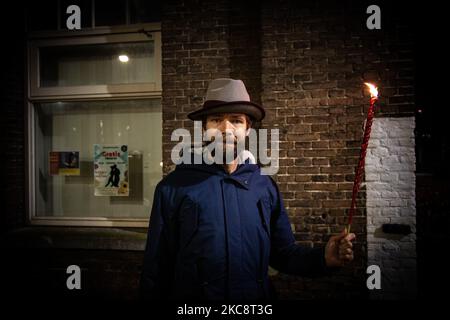 Une manifestation avec un feu de torche contre le verrouillage de la COVID et les mesures de couvre-feu a eu lieu dans la ville de Tilburg, aux pays-Bas. La manifestation pacifique de torchlight organisée par environ 100 activistes qui ne sont pas d'accord avec les mesures de corona imposées par le gouvernement a été une marche torchlée vers le centre-ville où la police les a arrêtés à Spoorlaan près du centre et a demandé aux manifestants de revenir. Les pays-Bas ont été confrontés à de violentes manifestations contre les nouvelles mesures en janvier 2021. Une amende de 95 euros est accordée aux personnes qui sont hors de leur foyer entre 21:00 et 04:30 heure locale. Selon les médias locaux, p Banque D'Images