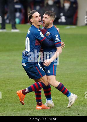 Javi Galan de SD Huesca célèbre un but avec Jaime Seoane de SD Huesca pendant le match de la Liga entre SD Huesca et Real Madrid au stade El Alcoraz à Huesca, Espagne. (Photo par Indira/DAX Images/NurPhoto) Banque D'Images