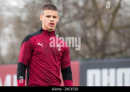 Milos Kerkez de l'AC Milan lors de l'échauffement sportif du match Primavera 1 TIM entre l'AC Milan U19 et le SPAL U19 au Centro Sportivo Vismara sur 30 janvier 2021 à Milan, Italie (photo d'Alessandro Bremec/NurPhoto) Banque D'Images