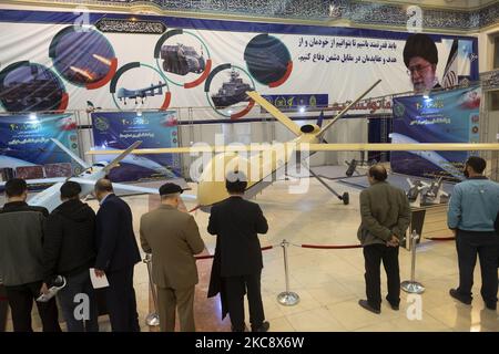 File photo shows, les visiteurs regardent sur le Shahed-129, un véhicule aérien de combat à moteur unique iranien de moyenne altitude, d'endurance et sans pilote, conçu par Shahed Aviation Industries pour le compte de la islamique Revolutionary Guard Corp, Au salon des réalisations défensives du 40th anniversaire de la Révolution islamique à l'Imam Khomeini Grande Mosquée dans le centre de Téhéran, le deuxième jour de la célébration de dix jours de l'anniversaire de la Révolution islamique, 2 février 2019. (Photo de Morteza Nikoubazl/NurPhoto) Banque D'Images