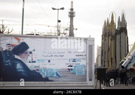 Photos de fichiers, Une image du Guide suprême iranien, l'ayatollah Ali Khamenei (L), est affichée sur un grand écran à côté des missiles surface à surface iraniens lors de l'exposition sur les réalisations défensives du 40th anniversaire de la Révolution islamique dans la Grande Mosquée de l'Imam Khomeini, dans le centre de Téhéran, le deuxième jour de la célébration de dix jours Anniversaire de la Révolution islamique, 2 février 2019. (Photo de Morteza Nikoubazl/NurPhoto) Banque D'Images