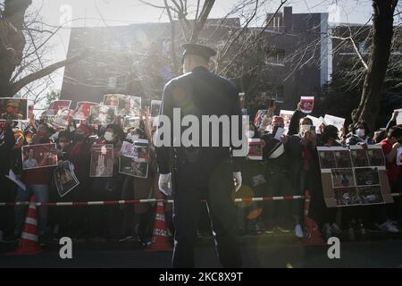 Les participants portant un masque chirurgical tiennent des photos d'Aung San Suu Kyi et des panneaux avec des messages lors de la manifestation contre le coup d'État militaire du Myanmar à Tokyo, au Japon, sur 7 février 2021. (Photo par Yusuke Harada/NurPhoto) Banque D'Images