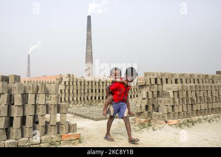 Les enfants de Brickfield travaillent dimanche à brickfields à Narayanganj, près de Dhaka, au Bangladesh 7 février 2021. (Photo de Kazi Salahuddin Razu/NurPhoto) Banque D'Images