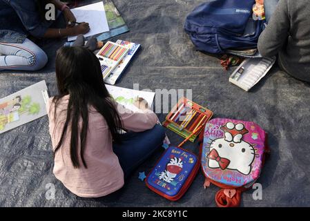 Les enfants ont participé à un concours d'art sur Swachh Bharat (Clean India), pendant le festival River Kite sur la rive de la rivière Brahmaputra à Guwahati, en Inde, le dimanche 7 février 2021. (Photo de David Talukdar/NurPhoto) Banque D'Images