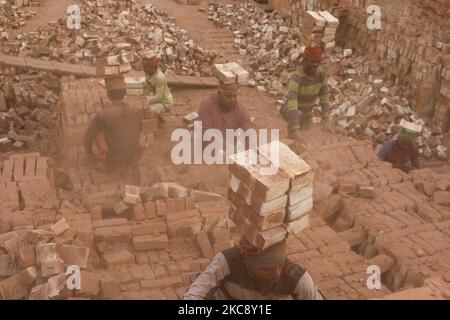 Les enfants de Brickfield travaillent dimanche à brickfields à Narayanganj, près de Dhaka, au Bangladesh 7 février 2021. (Photo de Kazi Salahuddin Razu/NurPhoto) Banque D'Images