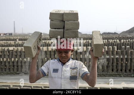 Les enfants de Brickfield travaillent dimanche à brickfields à Narayanganj, près de Dhaka, au Bangladesh 7 février 2021. (Photo de Kazi Salahuddin Razu/NurPhoto) Banque D'Images