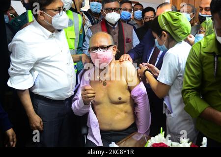 Un personnel médical inocule un médecin (C) avec un vaccin Covid-19 coronavirus à l'Institut et hôpital national de gastro-foie de Sheikh Russell alors que la vaccination a commencé dans tout le pays, à Dhaka, au Bangladesh, en 7 février 2021. (Photo par Mamunur Rashid/NurPhoto) Banque D'Images