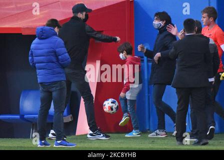 Gérard pique, propriétaire du FC Andorre, avec son fils Milan, lors du match entre le FC Barcelone B et le FC Andorre, club formé par Eder Sarabia, Assistant de Quique Setien au FC Barcelone, correspondant à la semaine 15 de la deuxième division B, joué au stade Johan Cruyff, le 07th février 2021, à Barcelone, Espagne. -- (photo par Urbanandsport/NurPhoto) Banque D'Images