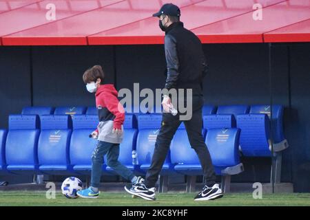 Gérard pique, propriétaire du FC Andorre, avec son fils Milan, lors du match entre le FC Barcelone B et le FC Andorre, club formé par Eder Sarabia, Assistant de Quique Setien au FC Barcelone, correspondant à la semaine 15 de la deuxième division B, joué au stade Johan Cruyff, le 07th février 2021, à Barcelone, Espagne. -- (photo par Urbanandsport/NurPhoto) Banque D'Images