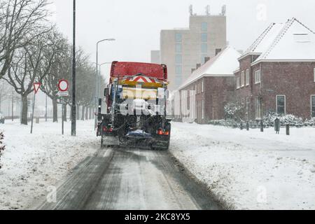 Un véhicule de déneigement, qui fait tomber du sel. Blizzard de la tempête de neige Darcy aux pays-Bas, la première chute de neige lourde avec des vents forts intenses après 2010 perturber le transport dans tout le pays. Les Hollandais se sont réveillés dimanche avec une couche de neige couvrant tout. De nombreux accidents se sont produits sur les routes en raison de la tempête et de la verglas, alors qu'il y avait également des problèmes avec les trains. Dans la ville d'Eindhoven, au nord du Brabant, les services de train et d'autobus ont cessé leurs activités, l'aéroport a suivi et le trafic aérien a été détourné. Les gens sont allés dehors dans le centre-ville d'Eindhoven pour en profiter et avoir Banque D'Images