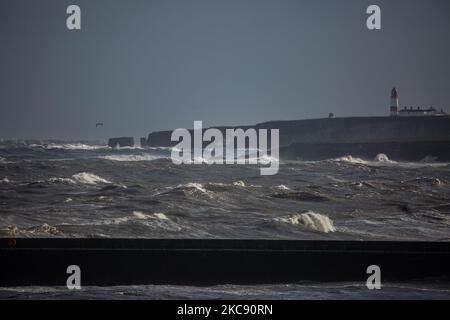 Des vagues géantes battent le phare de South Shields alors que le 'Sunm Darcy' frappe la côte nord-est de l'Angleterre le lundi 8th février 2021. (Photo de Paul Jackson/MI News/NurPhoto) Banque D'Images