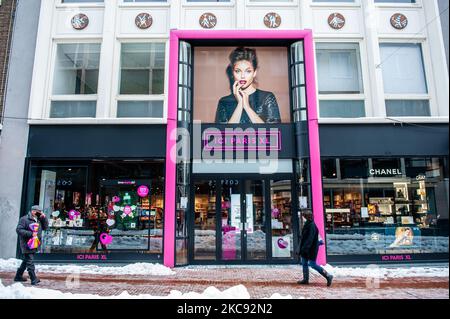 La boutique ici PARIS XL est prête à accueillir les clients à l'extérieur du magasin, le premier jour où les magasins non essentiels ont été autorisés à ouvrir pour les ramassages à la commande, aux pays-Bas, sur 10 février 2021. (Photo par Romy Arroyo Fernandez/NurPhoto) Banque D'Images