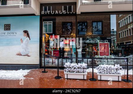 Le magasin Rituals est prêt à assister aux clients à l'extérieur du magasin, le premier jour où les magasins non essentiels ont été autorisés à ouvrir pour les ramassages à la commande, aux pays-Bas, sur 10 février 2021. (Photo par Romy Arroyo Fernandez/NurPhoto) Banque D'Images