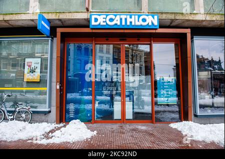 Le magasin DECATHLON est prêt à assister aux clients à l'extérieur du magasin, le premier jour où les magasins non essentiels ont été autorisés à ouvrir pour les ramassages à la commande, aux pays-Bas, sur 10 février 2021. (Photo par Romy Arroyo Fernandez/NurPhoto) Banque D'Images