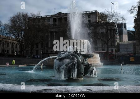 Des glaces pendent d'une statue dans les fontaines de Trafalgar Square sur 10 février 2021 à Londres, en Angleterre. La neige abondante apporte une semaine de températures glaciales dans de nombreuses régions du Royaume-Uni et des vents violents dans les régions côtières du Sud-Ouest. (Photo par Alberto Pezzali/NurPhoto) Banque D'Images