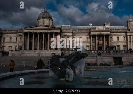 Des glaces pendent d'une statue dans les fontaines de Trafalgar Square sur 10 février 2021 à Londres, en Angleterre. La neige abondante apporte une semaine de températures glaciales dans de nombreuses régions du Royaume-Uni et des vents violents dans les régions côtières du Sud-Ouest. (Photo par Alberto Pezzali/NurPhoto) Banque D'Images