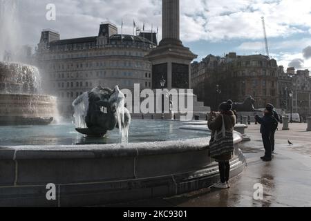 Des glaces pendent d'une statue dans les fontaines de Trafalgar Square sur 10 février 2021 à Londres, en Angleterre. La neige abondante apporte une semaine de températures glaciales dans de nombreuses régions du Royaume-Uni et des vents violents dans les régions côtières du Sud-Ouest. (Photo par Alberto Pezzali/NurPhoto) Banque D'Images