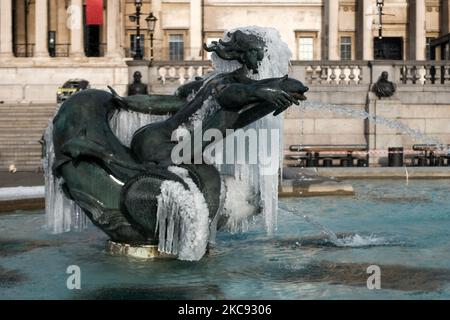 Des glaces pendent d'une statue dans les fontaines de Trafalgar Square sur 10 février 2021 à Londres, en Angleterre. La neige abondante apporte une semaine de températures glaciales dans de nombreuses régions du Royaume-Uni et des vents violents dans les régions côtières du Sud-Ouest. (Photo par Alberto Pezzali/NurPhoto) Banque D'Images